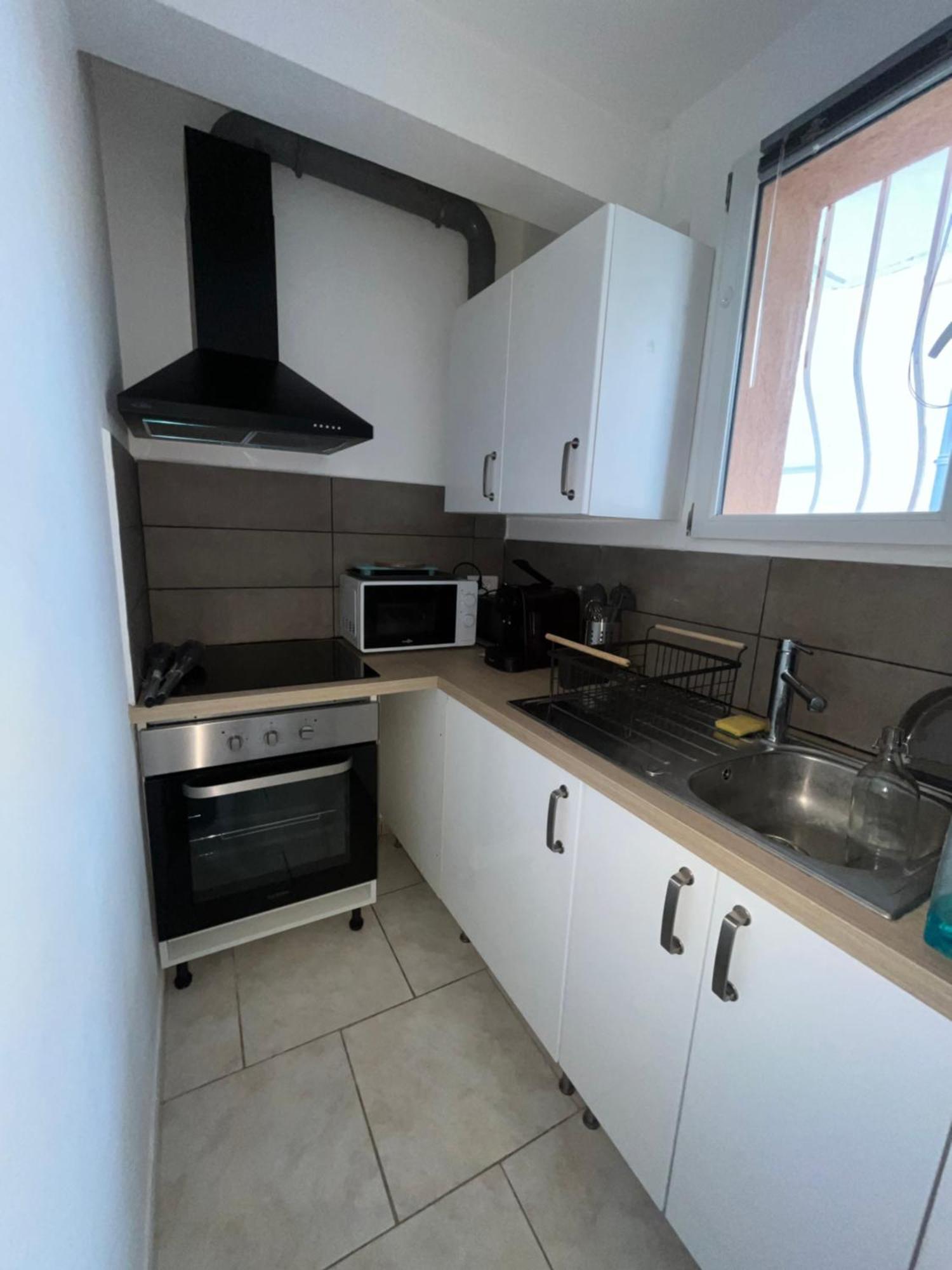 Charmant Bas De Villa Avec Terrasse A Proximite De La Plage Et Du Port Carqueiranne Kültér fotó