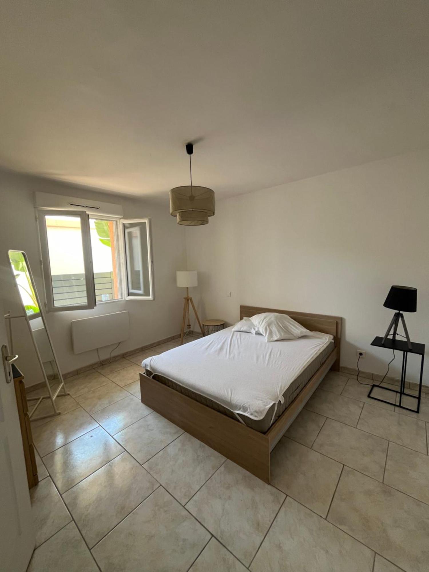 Charmant Bas De Villa Avec Terrasse A Proximite De La Plage Et Du Port Carqueiranne Kültér fotó