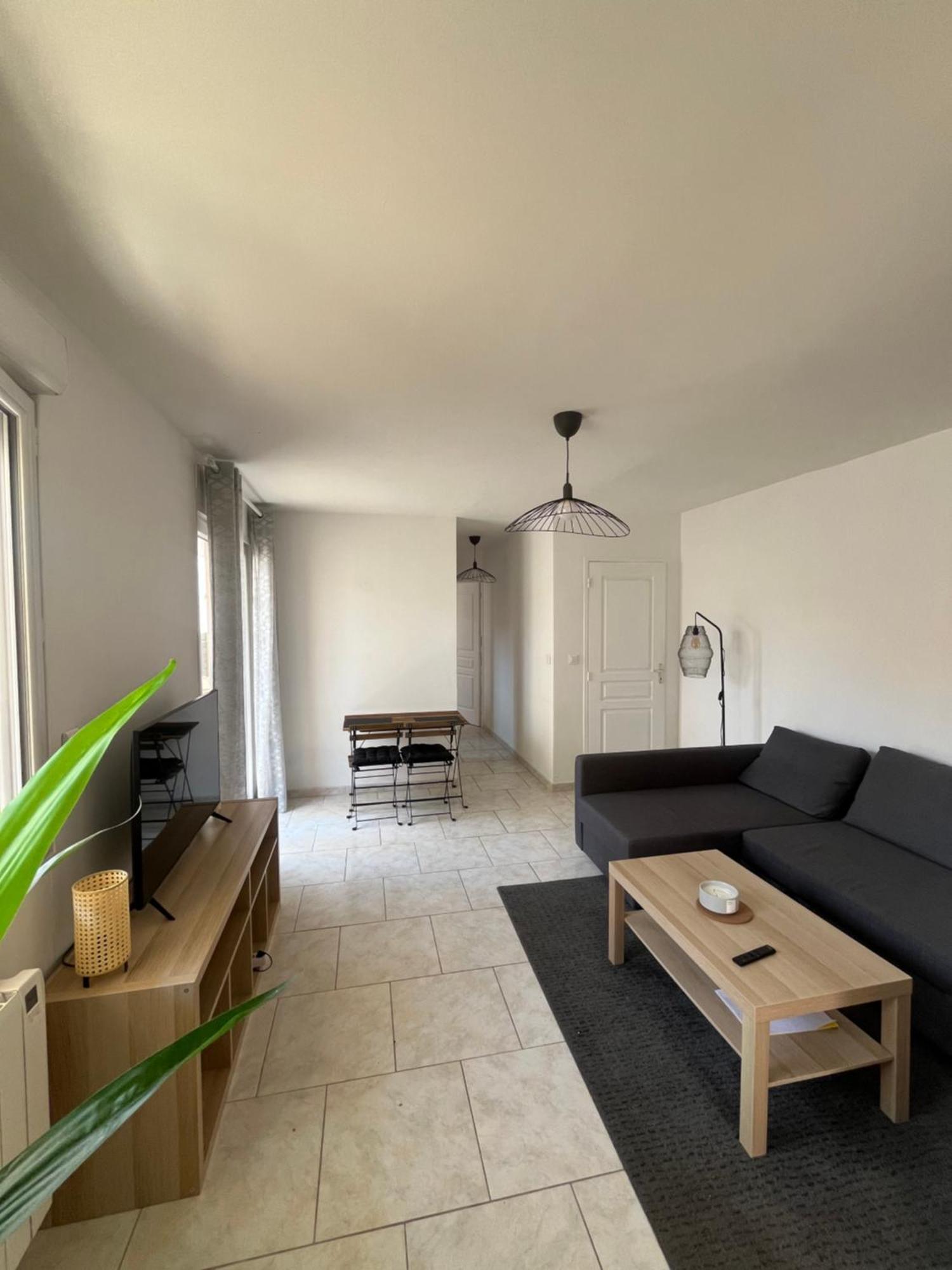 Charmant Bas De Villa Avec Terrasse A Proximite De La Plage Et Du Port Carqueiranne Kültér fotó